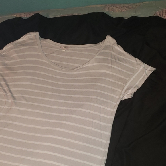 GAP -  Gray/white striped shirt - Picture 2 of 6